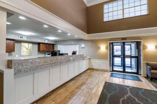 Quality Inn & Suites Des Moines - Merle Hay Road Main image